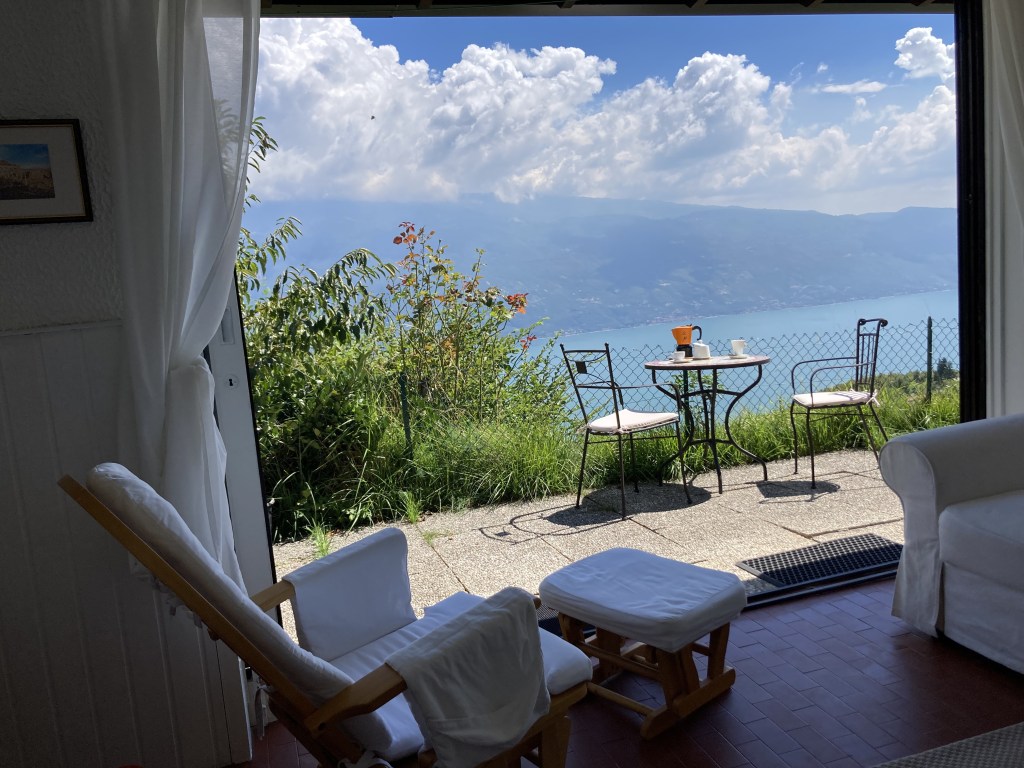 Blick von der Terrasse der Casa del Lampone auf den Gardasee mit Sonnenschein