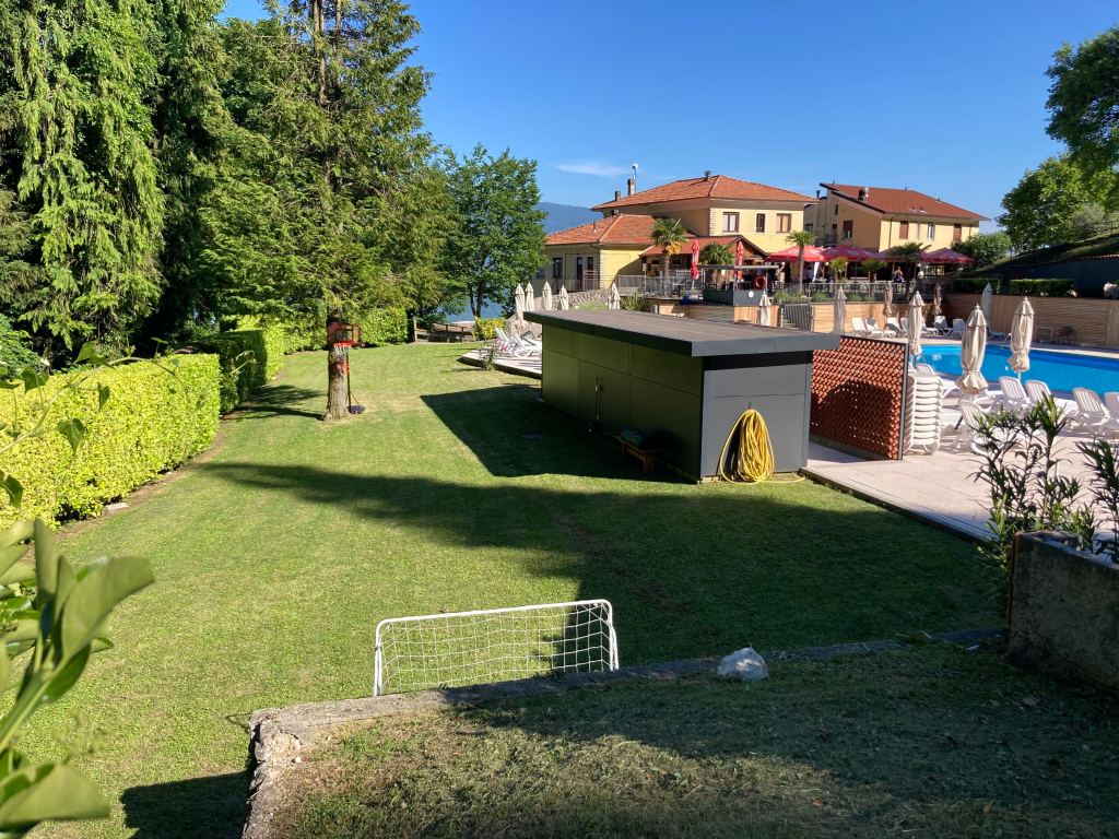 Fußballrasen mit kleinem Tor und Gemeinschaftspool des Villaggio di Sunclass