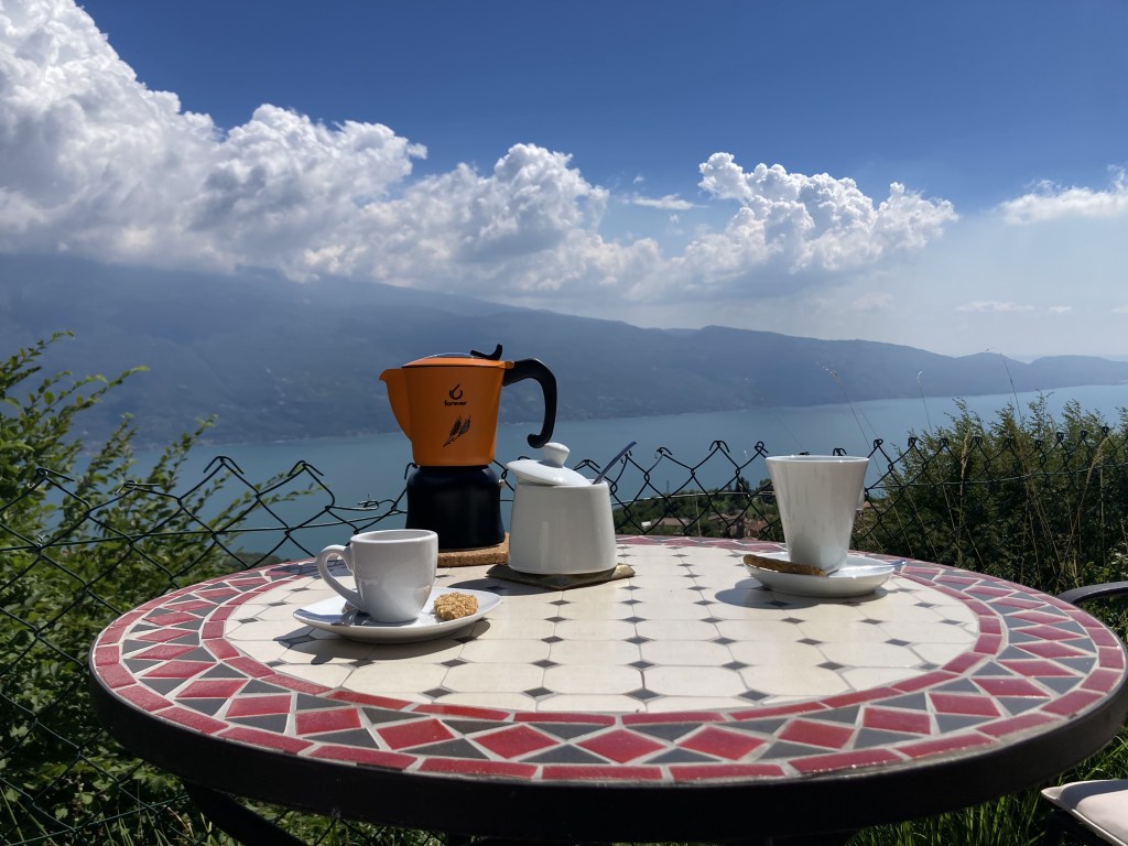 Kaffee mit Dolci auf dem Mosaikrundtisch der Terrasse der Casa del Lampone