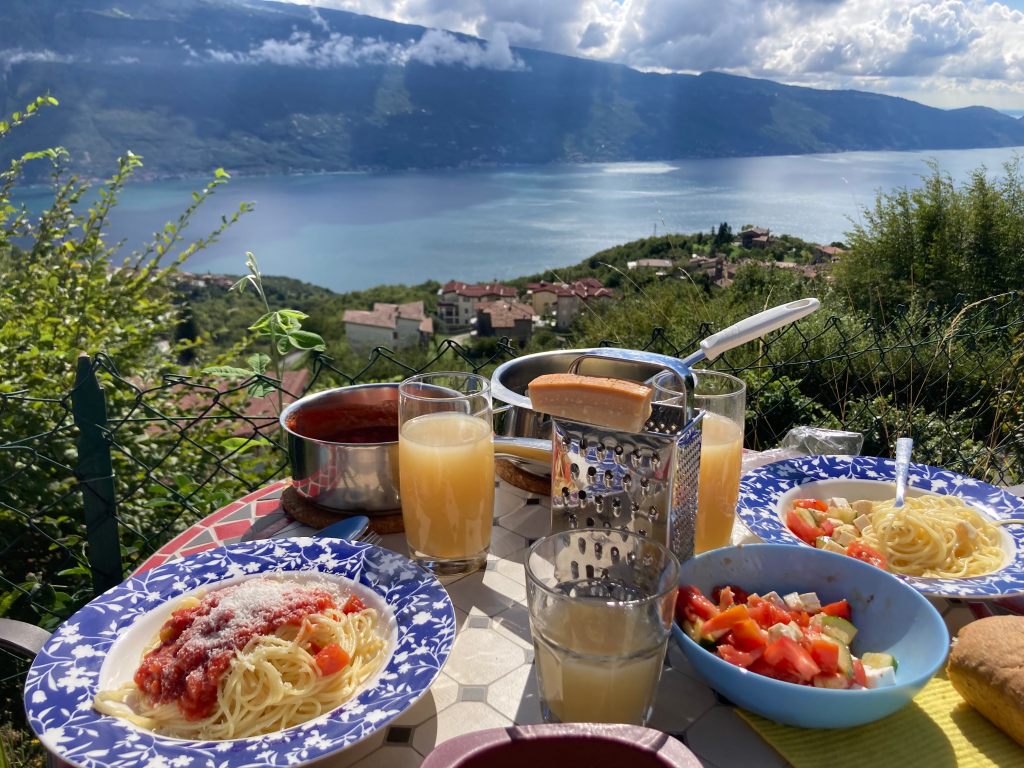 Spaghetti mit Tomatensauce auf der Terrasse der Casa del Lampone mit Panoramablick auf den Gardasee