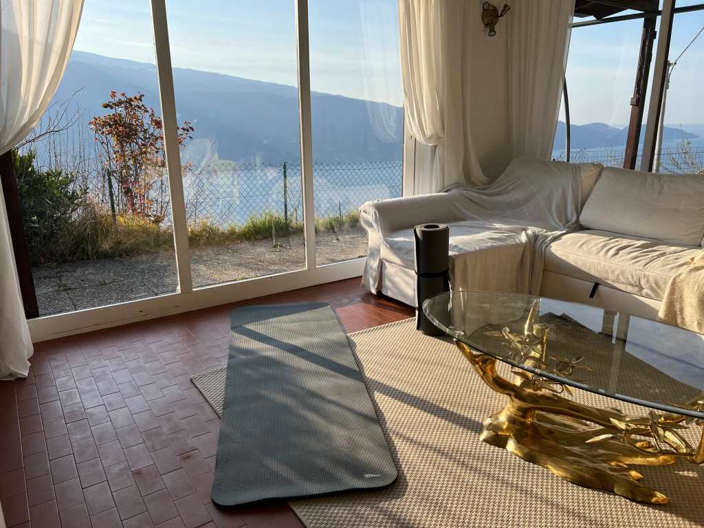 Yogamatte im Wohnzimmer der Casa del Lampone mit Panoramablick auf den Gardasee